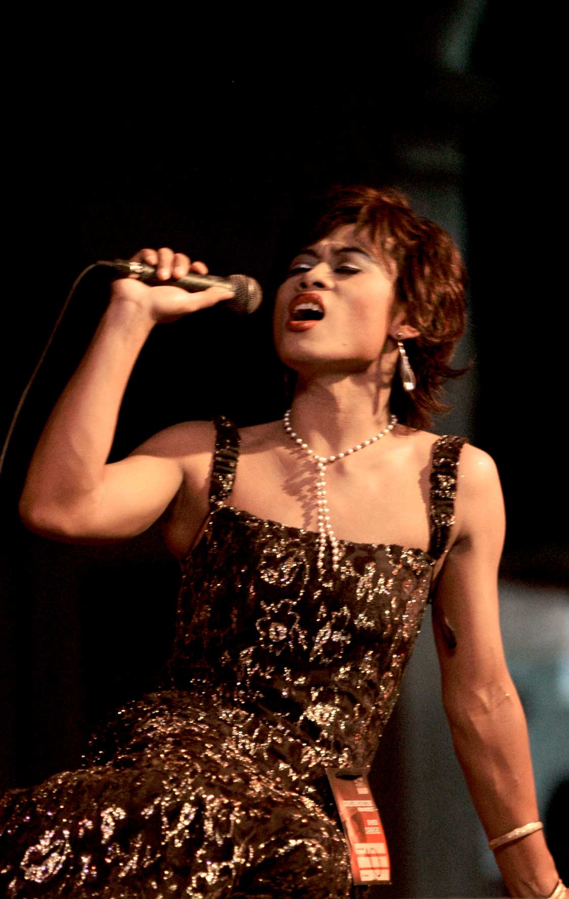 budi prasetyo - shemale on singing contest