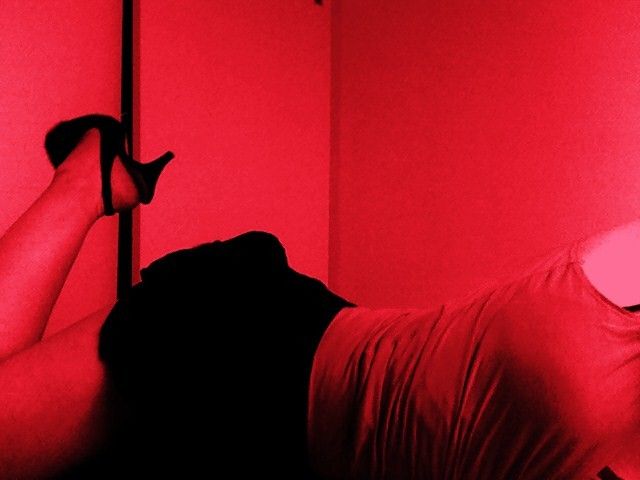 Gigi Castel - indoors