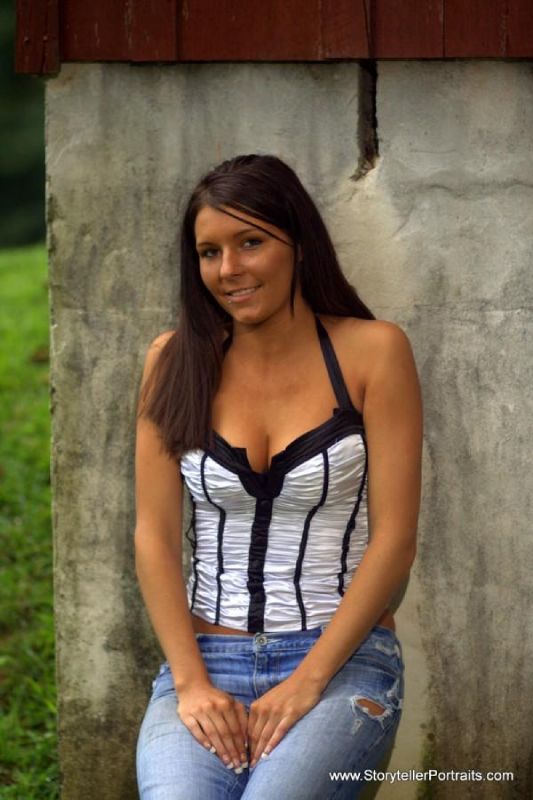 Amanda - www.storytelerportraits.om