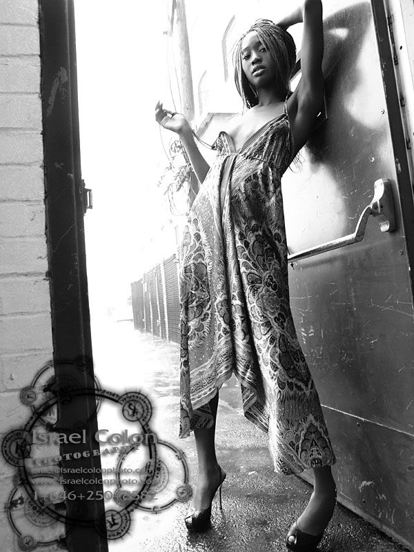 Vevica - black & white door