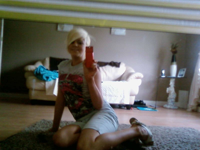 Suzanne - me posin in mirror