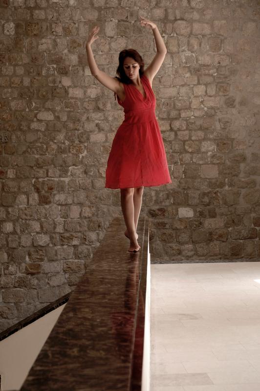 Ros - Gallery Dance