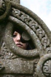luna_akasha - Through a cross